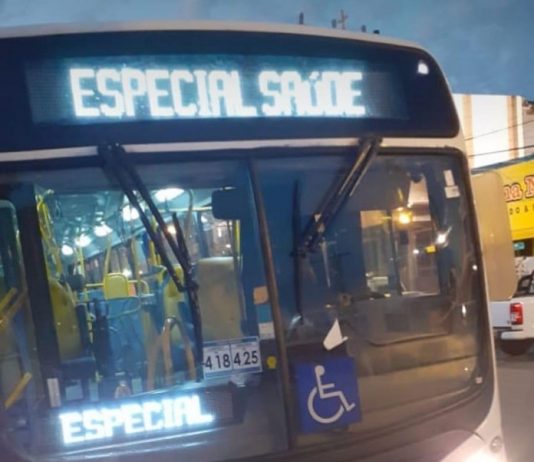 ônibus à noite com linha escrito especial saúde
