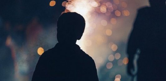 silhueta de um garoto