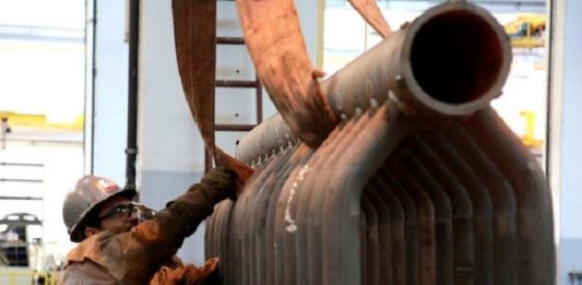 Quais são as medidas adotadas em SC para apoio ao mercado homens trabalhando em grande peça de trocador de calor em indústria