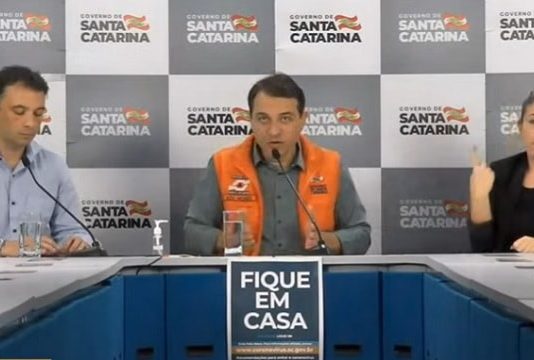 “A crise é uma oportunidade de mercado para algumas pessoas”, diz Moisés moisés em coletiva com secretário e intérprete de libras de cada lado