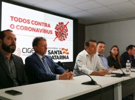 moises em entrevista coletiva em bancada ladeado por chefes do tjsc, mpsc, secretário, deputado e outros