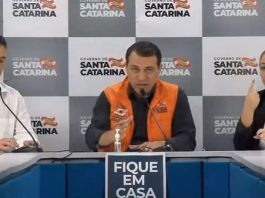 “Não há ninguém para o nosso governo que seja descartável”, diz Moisés moisés em bancada com secretário de saúde ao lado e do outro intérprete de libras