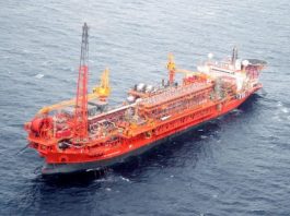 STF marca julgamento de ação catarinense dos royalties de petróleo para quinta-feira (19) navio plataforma em alto mar visto de cima