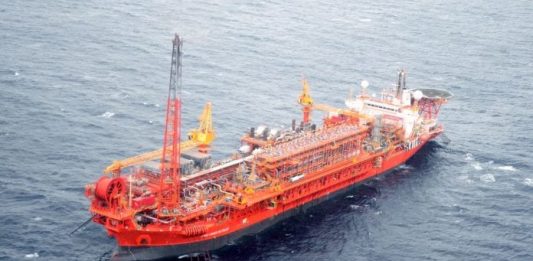 PGE busca execução da ação de royalties de petróleo devidos a SC navio plataforma em alto mar visto de cima