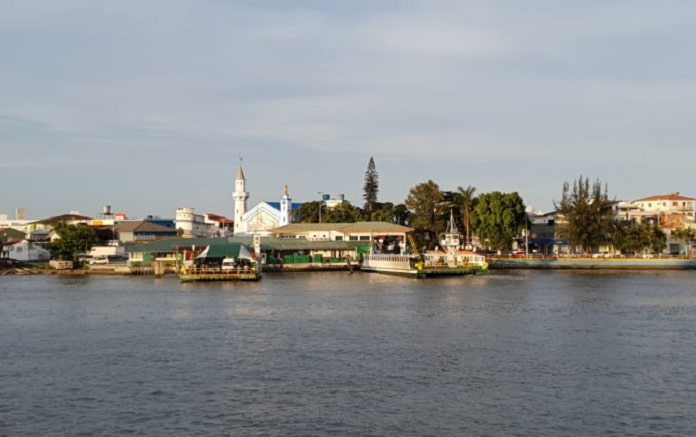 duas balsas de ferry boat do outro lado do rio