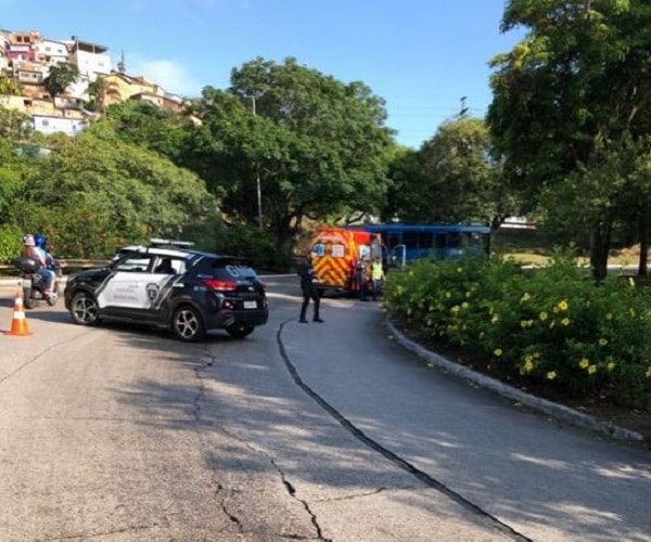 viatura hyunddai da guarda parada na alça de acesso e ambulância ao lado