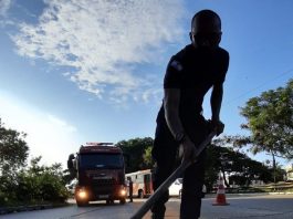 bombeiro varrendo serragem da pista