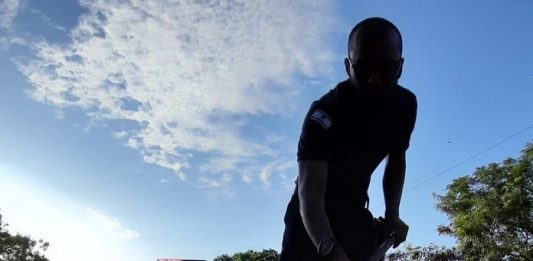 Óleo na pista ocasiona queda de três motociclistas por semana em Florianópolis bombeiro varrendo serragem da pista