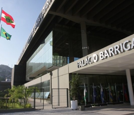 Alesc é fechada por uma semana por confirmação de funcionário com coronavírus fachada do palácio barriga verde da alesc