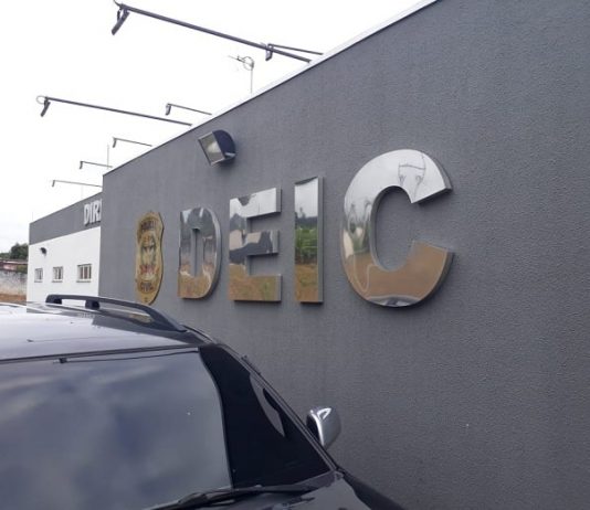 Polícia Civil faz a segunda fase da Operação Mecanismo Verde, em Florianópolis fachada da deic com inscrição na parede externa em grandes letras; carro estacionado