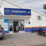 fachada do posto de saúde ubs serão do maruim; dois carros e moto na frente