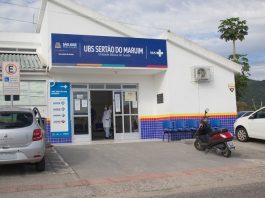 fachada do posto de saúde ubs serão do maruim; dois carros e moto na frente