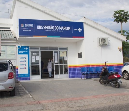 Novas regras nos postos de saúde de São José para enfrentar a Covid-19 fachada do posto de saúde ubs serão do maruim; dois carros e moto na frente