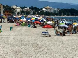 centenas de pessoas na praia de canasvieiras