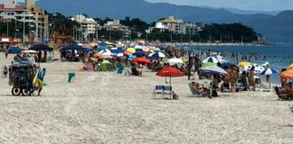 centenas de pessoas na praia de canasvieiras