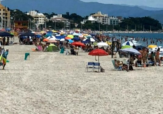TCE multa subscretário por contratação irregular de consultoria em Florianópolis centenas de pessoas na praia de canasvieiras