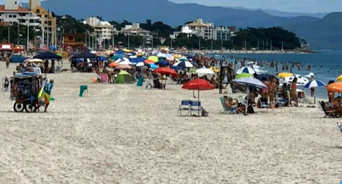 centenas de pessoas na praia de canasvieiras