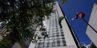 prédio sede da Procuradoria Geral do Estado de Santa Catarina com inscrição na fachada