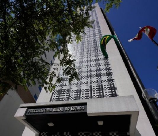 prédio sede da Procuradoria Geral do Estado de Santa Catarina com inscrição na fachada