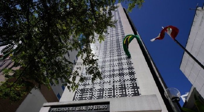 prédio sede da Procuradoria Geral do Estado de Santa Catarina com inscrição na fachada