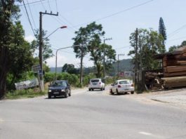 Espaços públicos de São José serão revitalizados em parceria com empresas trevo com carros passando