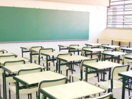 sala de aula com carteiras vazias e organizadas