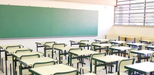 Contratação de professores ACTs do Estado começa em 19 de dezembro sala de aula com carteiras vazias e organizadas
