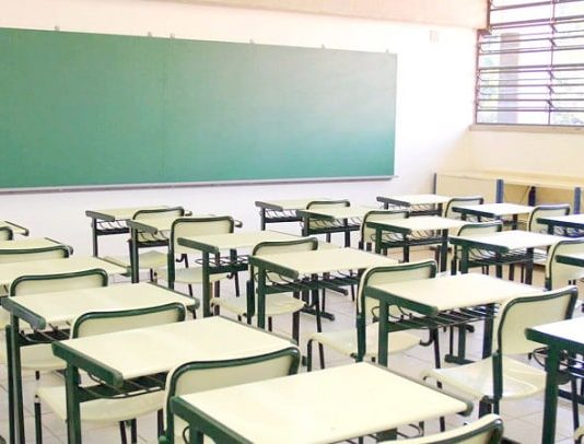 Processo seletivo para professores ACTs da rede estadual começa na segunda-feira sala de aula com carteiras vazias e organizadas