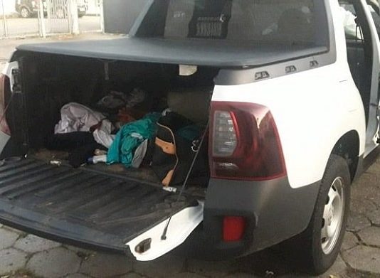 PM resgata mulher de sequestro que iniciou em Lages e terminou em Santo Amaro renault oroch branca com a caçamba aberta com malas dentro