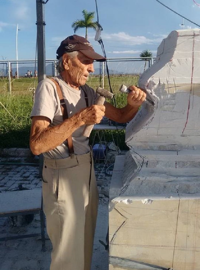 pléticos esculpindo em pedra