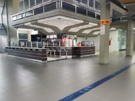 saguão e lanchonete da rodoviária vazios