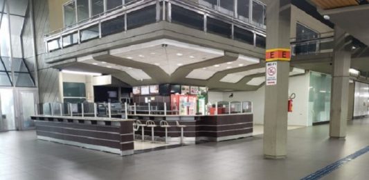 Terminal Rita Maria suspende linhas intermunicipais e interestaduais saguão e lanchonete da rodoviária vazios