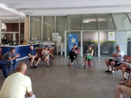 UFSC decide suspender aulas presenciais devido ao coronavírus pessoas reunidas sentadas em grande roda no hall da reitoria da ufsc