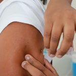pessoa recebe vacina no braço