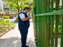 Para o Censo 2020, IBGE abre 7,6 mil vagas em SC agente do censo em frente a porta de residência