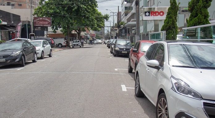 carros estacionados na rua koesa