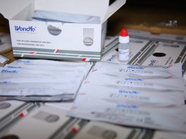 caixas de testes abertas e empilhadas