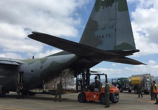 Começa nesta quarta a distribuição de 500 mil testes rápidos para todo o país avião cargueiro do exército com empilhadeira atrás tirando carga