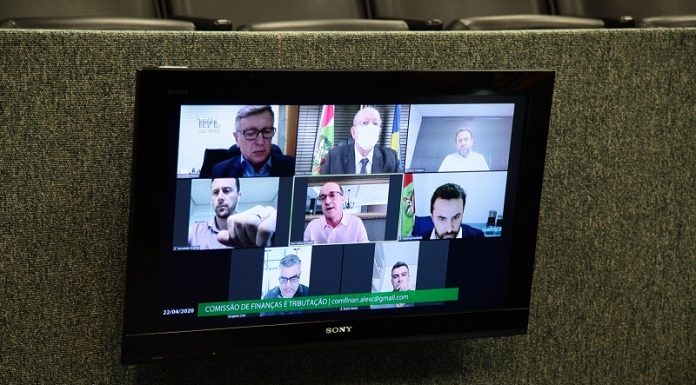 deputados reunidos em video conferência