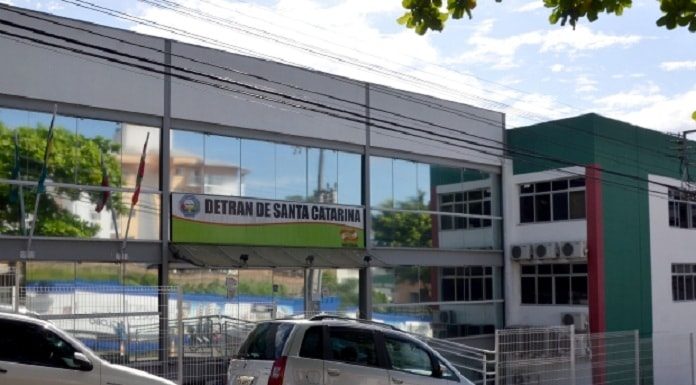 Carro estacionado em frente ao Detran