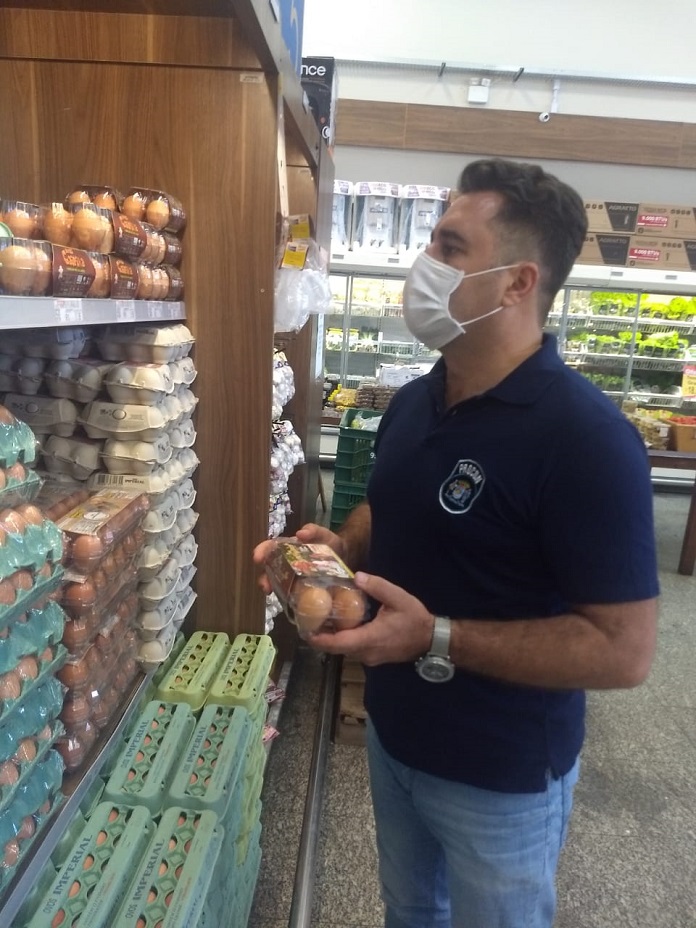 Homem fiscalizando prateleiras de supermercado