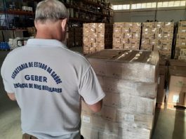 Homem conferindo carga de testes rápidos