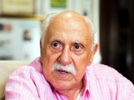 Homem posando para foto