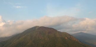 morro do cambirela visto da altura do pico com poucas nuvens ao redor