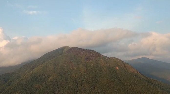 morro do cambirela visto da altura do pico com poucas nuvens ao redor