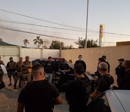 Polícia Civil cumpre mandados de busca em investigação de homicídio de motorista de aplicativo Policiais armados cumprindo mandados de busca