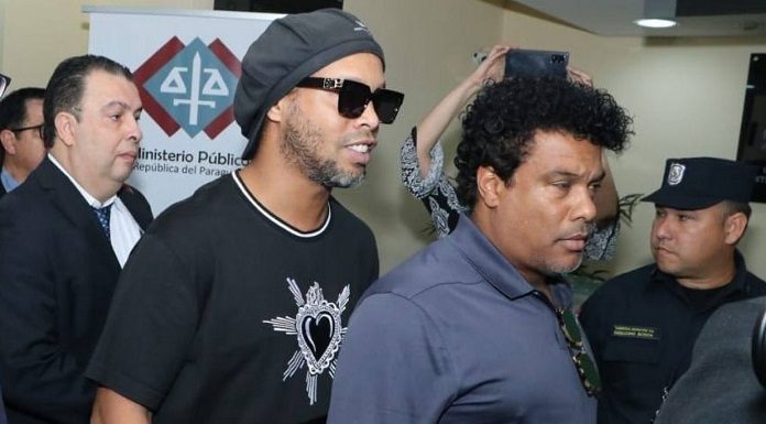 Ronaldinho Gaúcho e o irmão Assis deixando a prisão no paraguai
