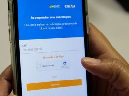 pessoa segura celular com aplicativo da caixa aberto na tela