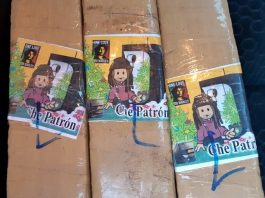 três pacotes com adesivo de desenho escrito "ché patron"