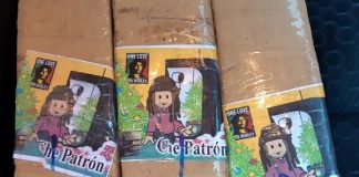 três pacotes com adesivo de desenho escrito "ché patron"